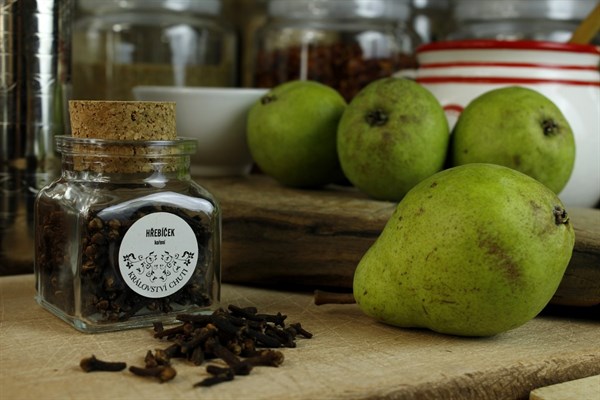 Holandské pošírované hrušky s hřebíčkem