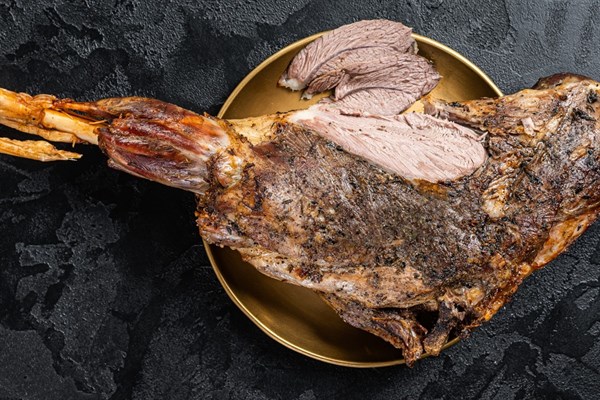 Jehněčí pečeně s bylinkovo-česnekovou krustou