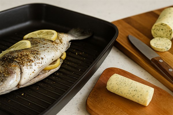 Ryby na bylinkovém másle – jednoduché, voňavé a zatraceně dobré