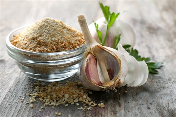 Jaký je rozdíl mezi čerstvým a sušeným česnekem